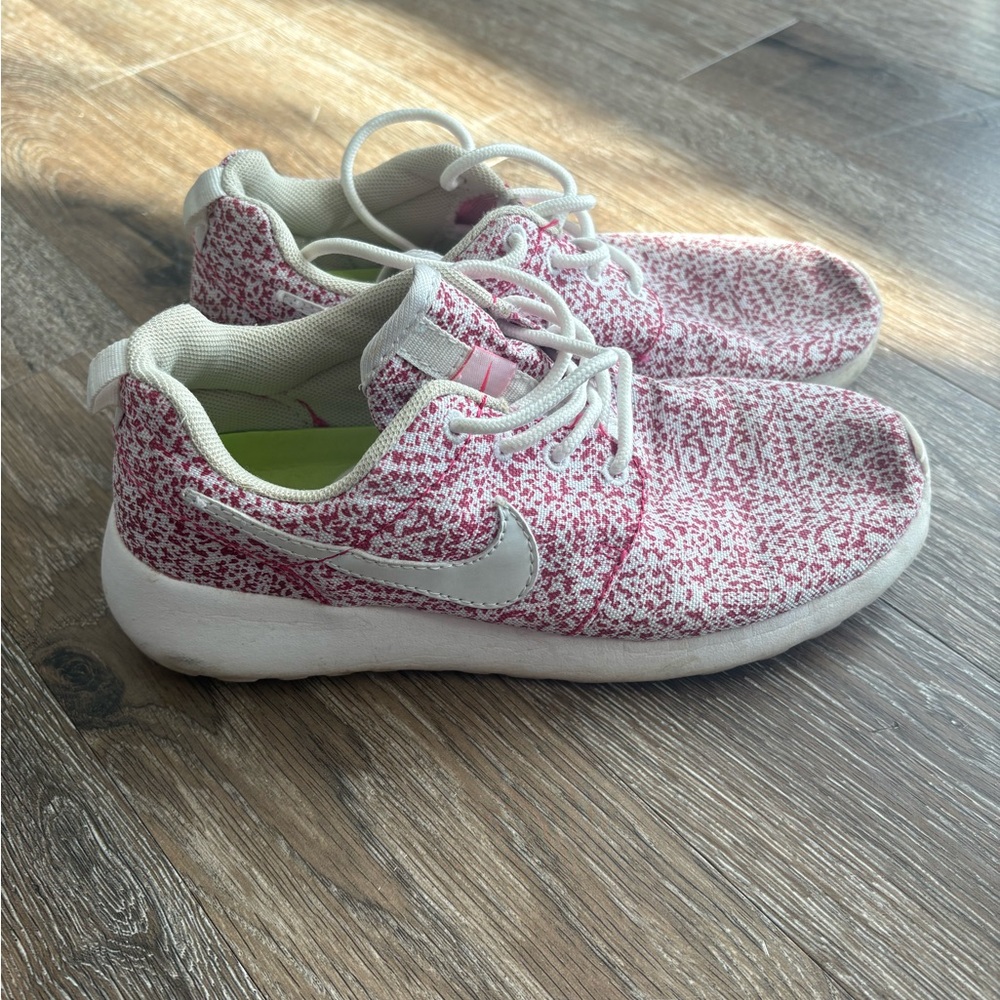 Nike Women’s Pink and White Speckled Sneakers